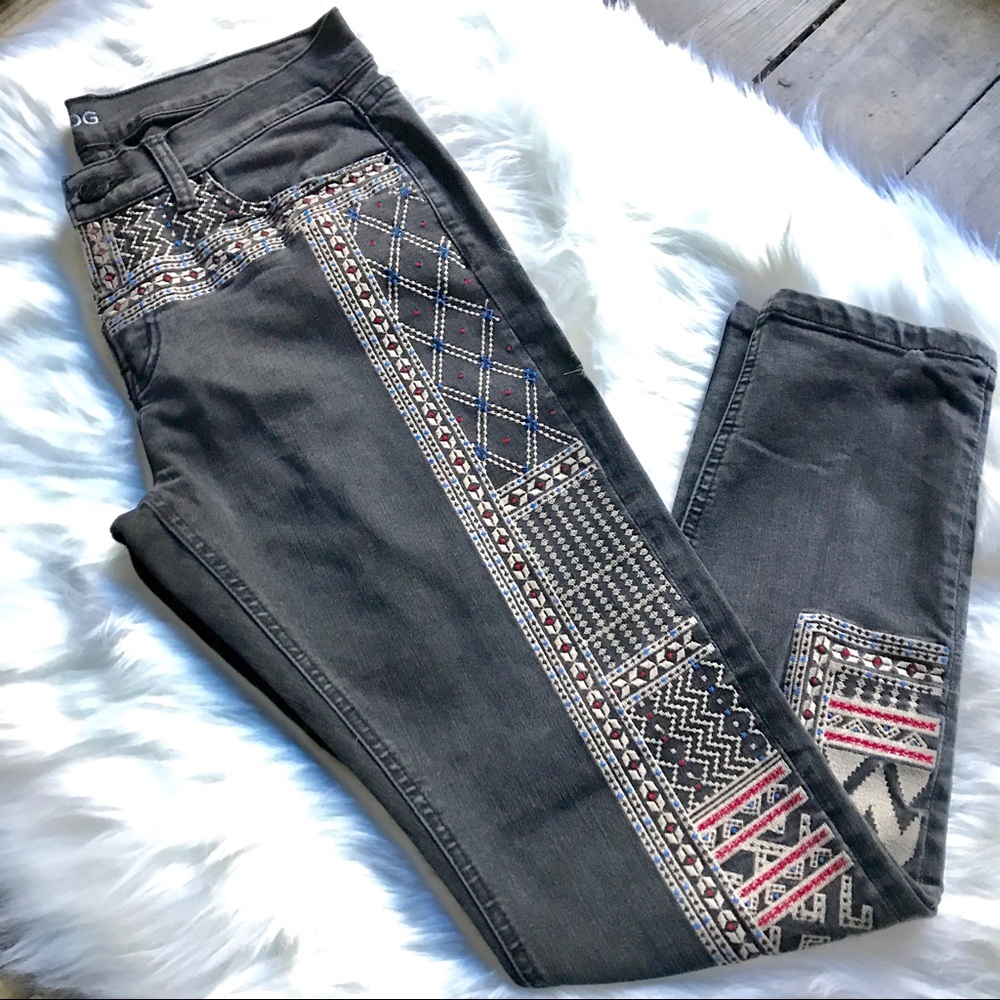 BDG♦️URBAN OUTFITTERS Embroidered Jeans